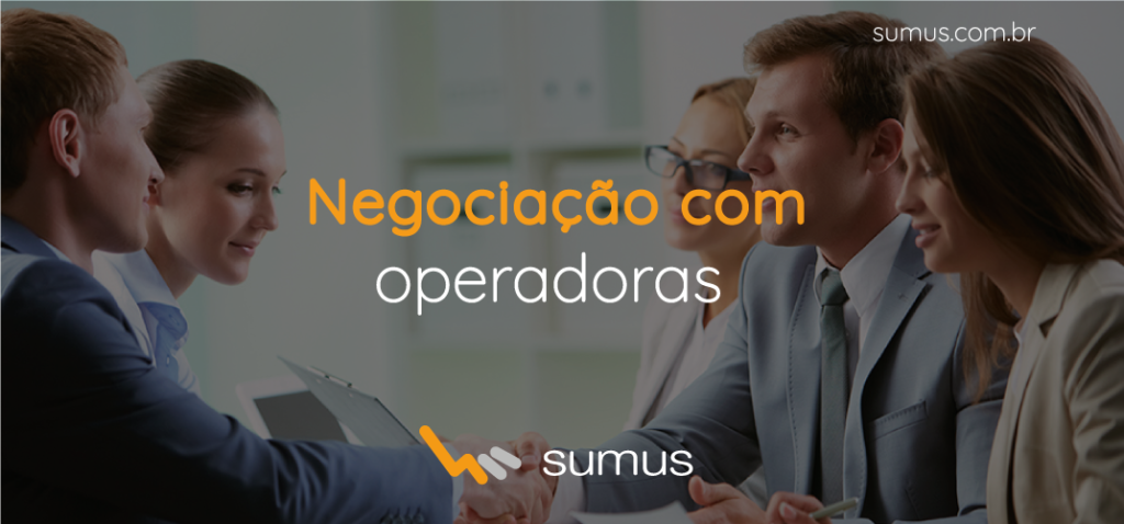 5 pessoas de roupa social, em ambiente profissional, fechando negócio, com o texto "negociação com operadoras".