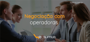 5 pessoas de roupa social, em ambiente profissional, fechando negócio, com o texto "negociação com operadoras".