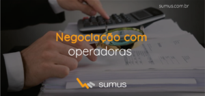 Pessoa fazendo contas em uma calculadora, segurando uma lupa enquanto analisa documentos.