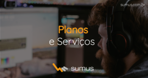 Homem de barba com fone de ouvido preto ao fundo, com o texto "planos e serviços" estampada.