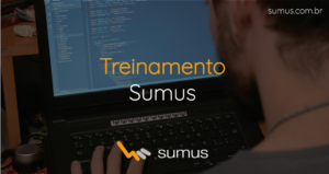 Homem de camisa cinza programando em computador ao fundo, com a frase "treinamento sumus" estampada.