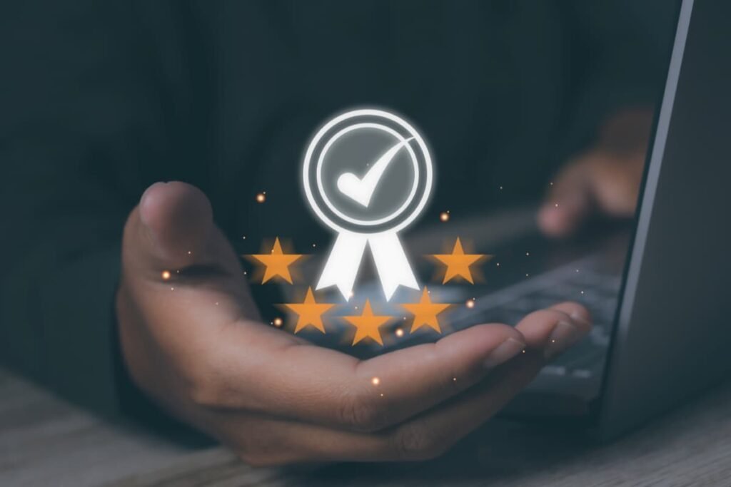 Mão segurando símbolo de certificação ISO com estrelas, representando qualidade e conformidade.