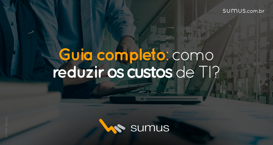 Pessoas apontando para notebook com a frase "guia completo: como reduzir os custos de TI" estampada.