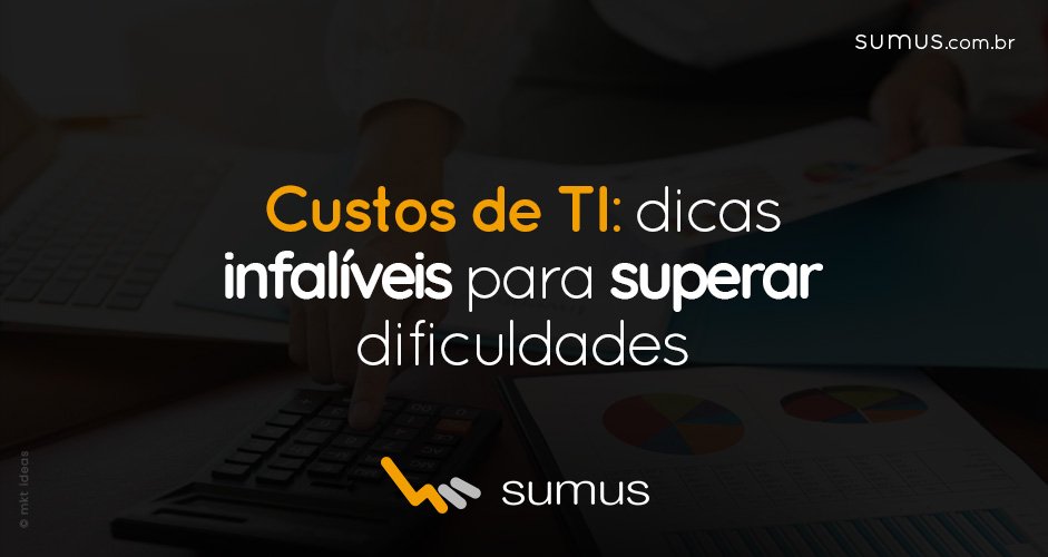 Pessoa usando calculadora ao fundo, com o texto: "Custos de TI: dicas infalíveis para superar dificuldades" estampado.