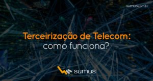 Arte com inúmeros códigos se conectando ao fundo com a frase "Terceirização de Telecom: como funciona" estampada.