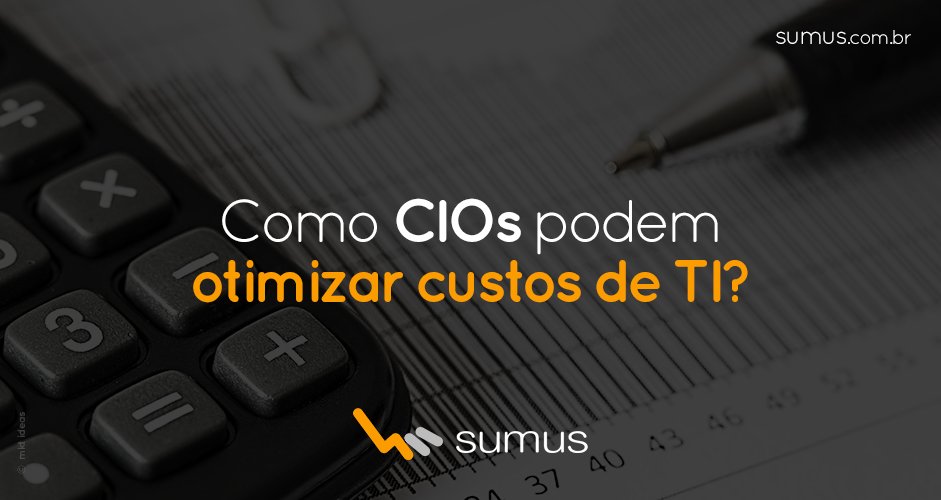 Calculadora, caneta e uma folha de papel ao fundo, com a frase "Como CIOs podem otimizar custos de TI?" estampada na frente.