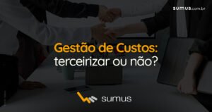 Pessoas se cumprimentando com a frase "gestão de custos: terceirizar ou não?" estampada na frente.