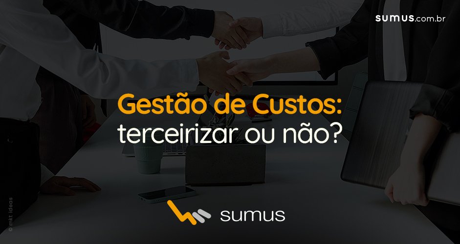 Pessoas se cumprimentando com a frase "gestão de custos: terceirizar ou não?" estampada na frente.