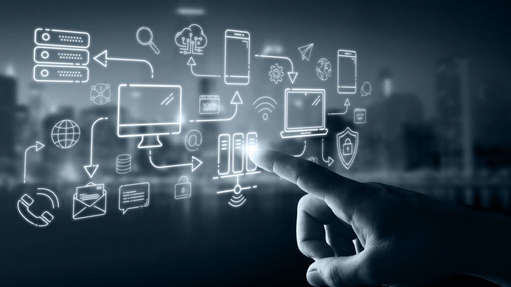 Mão apontando para conjunto de computadores conectados em desenho.