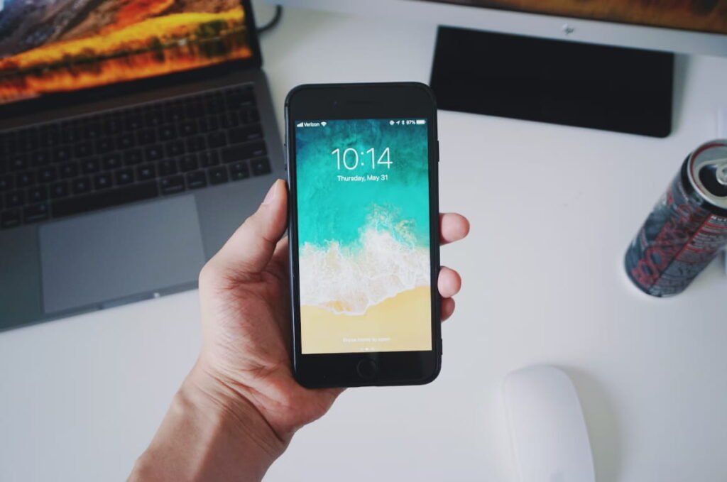 como resetar o celular IPhone em mãos