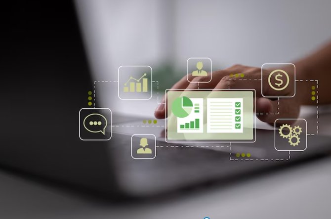 Pessoa trabalha em computador com dados para gerenciamento de custos