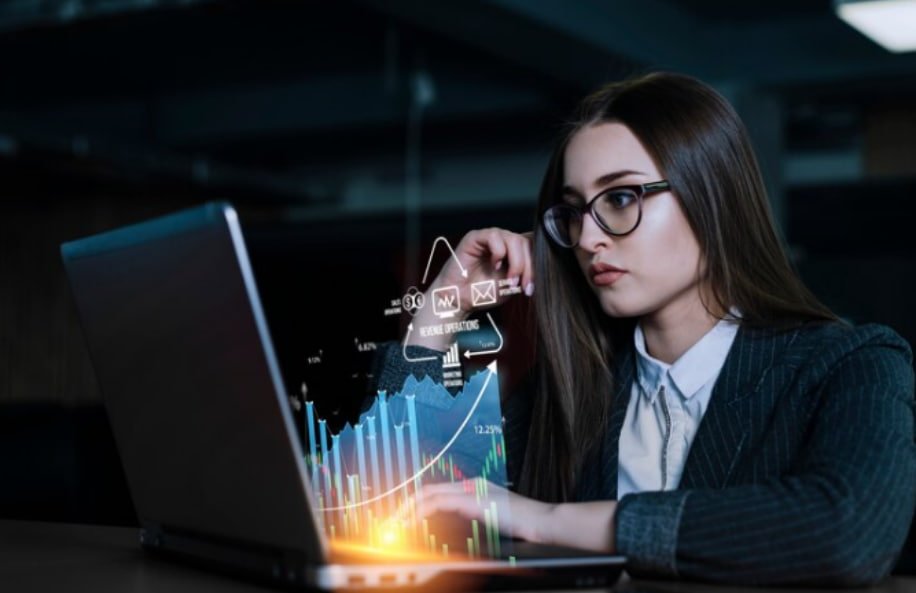 Mulher em uma mesa trabalha analisando dados e reflete sobre custo padrão e custo real