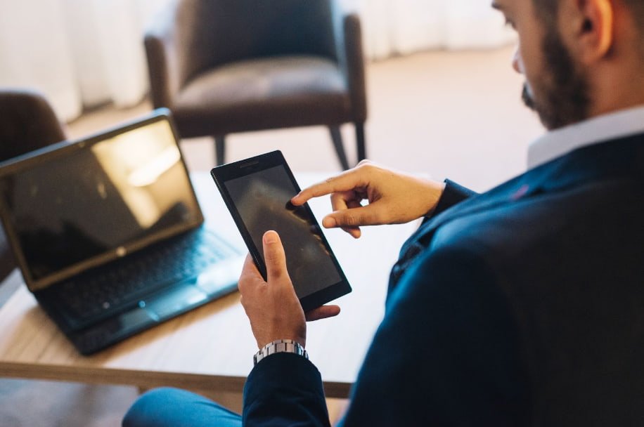 empresário de barba segura celular para pesquisar como bloquear conteúdo improprio no celular empresarial