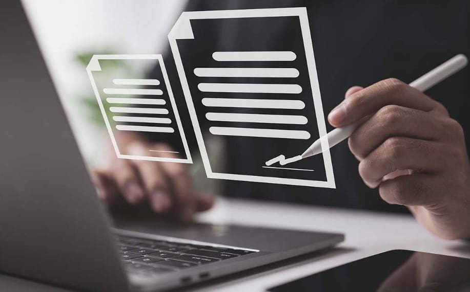 homem assina documento em seu computador e utiliza verificador de assinatura digital