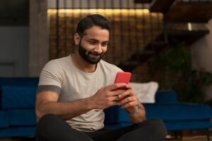 Pessoa usando um celular 